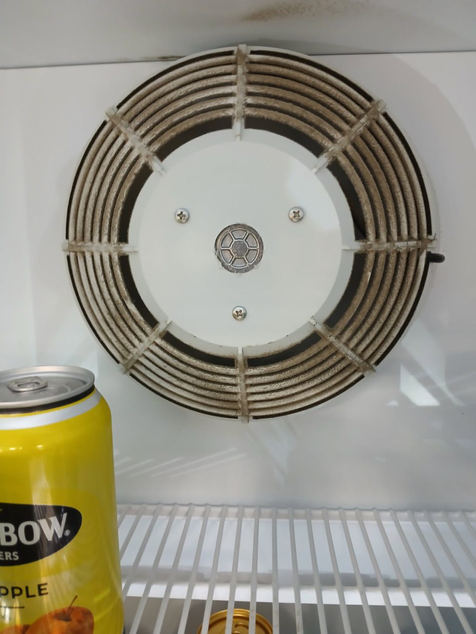 Znečistené chladiace zariadenie čiernou špinou a prachom.