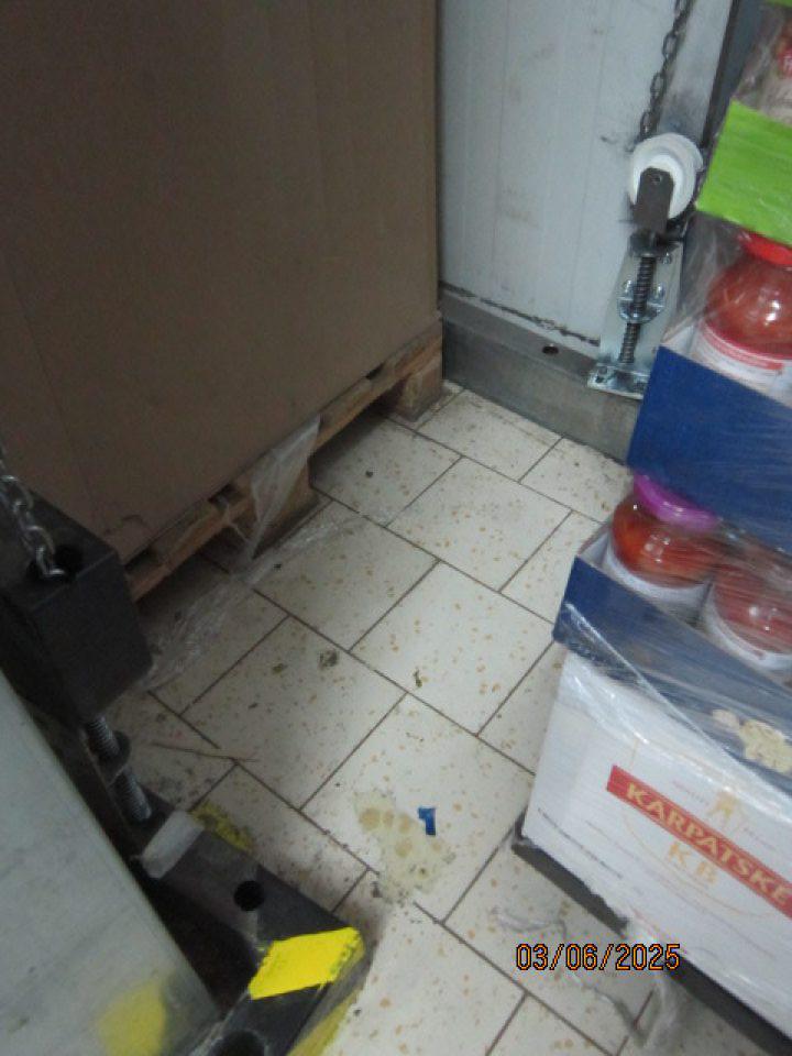 Znečistená podlaha na ťažšie dostupných miestach v sklade potravín 