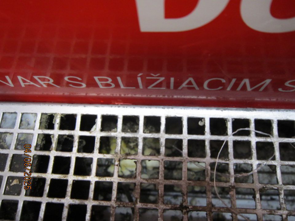 Nečistoty pod mriežkou chladiaceho zariadenia