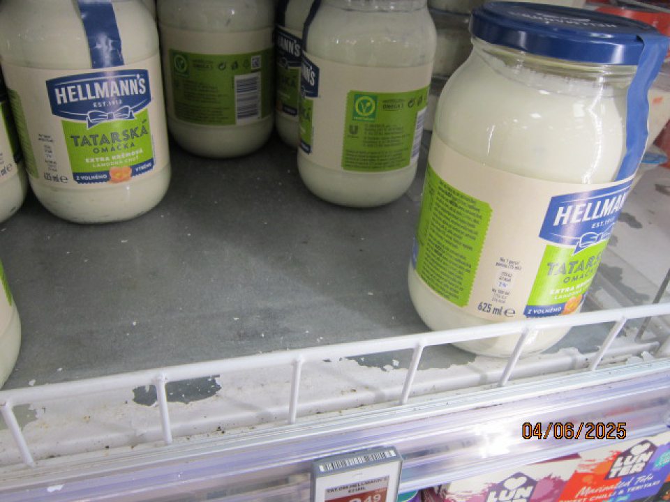 Polička chladiaceho zariadenia s poškodeným-olúpaným náterom