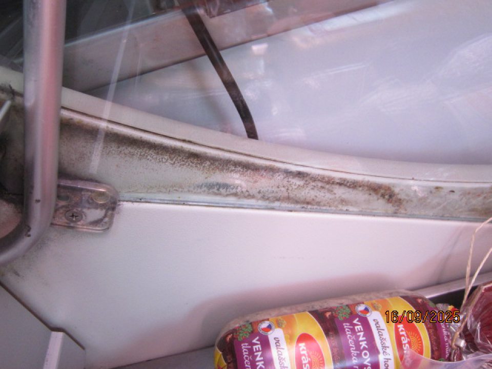 Znečistené chladiace zariadenie (pleseň, prach)