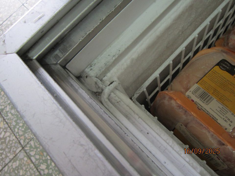 Znečistené mraziace zariadenie - vodiace lišty znečistené prachom, nečistotami.