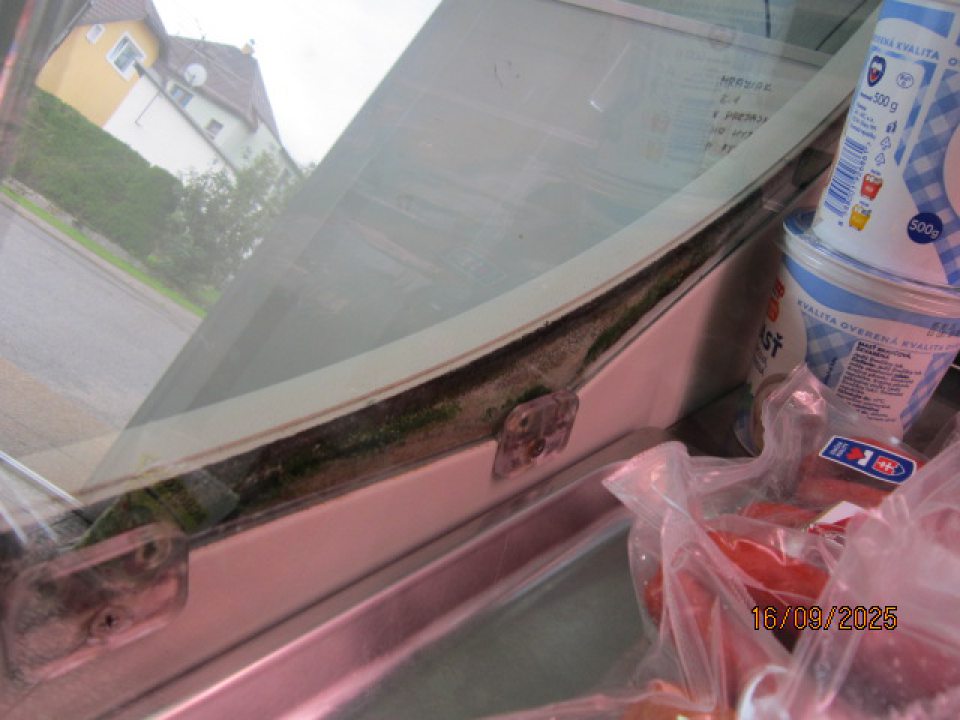 Znečistené chladiace zariadenie (pleseň, prach)