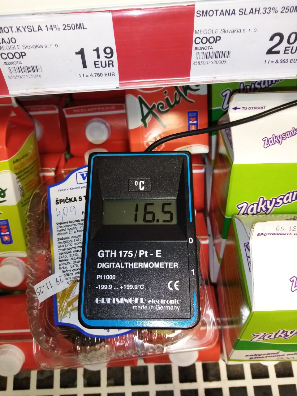 Nevyhovujúca teplota uchovávania mliečnych výrobkov a lahôdok na predajnej ploche.