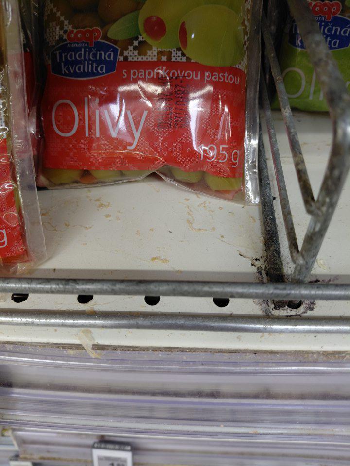 znečistená kovová polica na predajnej ploche, ne ktorej boli uložené spracované ovocie a zelenina