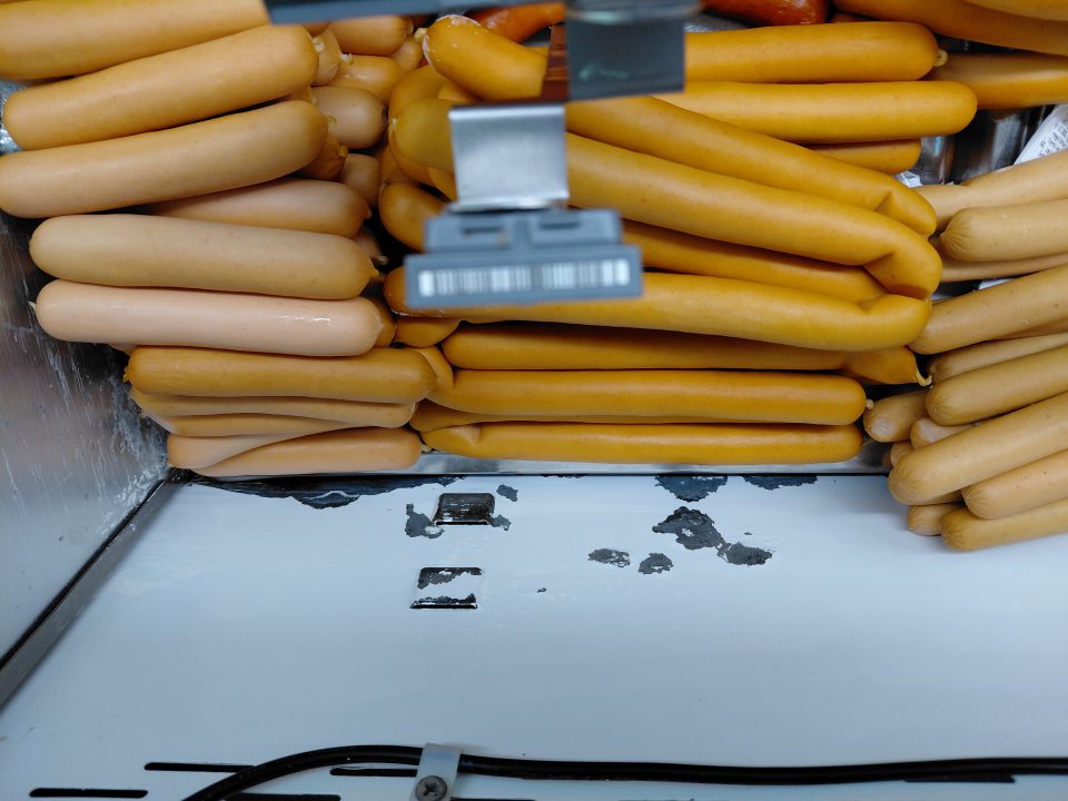 v chladiacej vitríne určenej na predaj mäsových výrobkov olúpaný náter, poškodený povrch zadenj steny