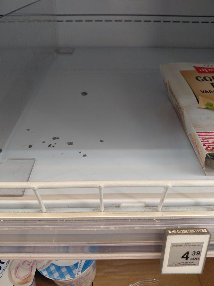 polica v chladiacej vitríne pre hotové jedlá mala poškodený povrch