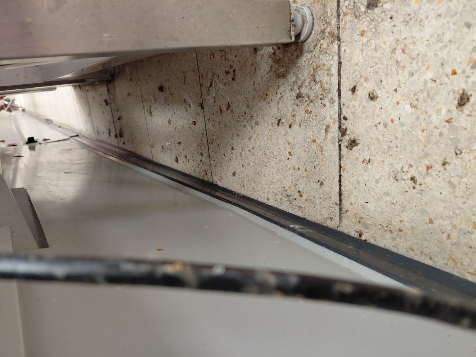 Znečistená podlaha v časti pultového predaja mäsových výrobkov