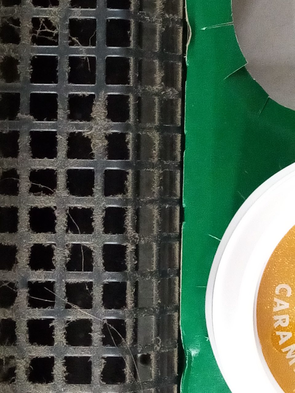 Mriežka chladiaceho zariadenia na bagety a nápoje znečistená prachom