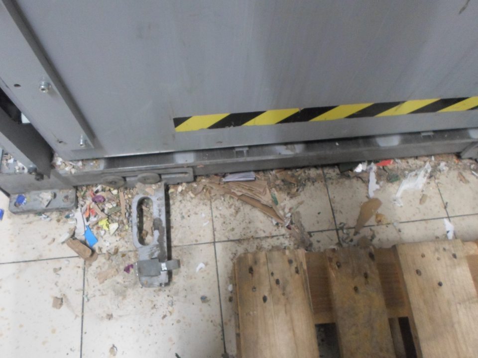 - v okolí lisovacieho zariadenia  znečistená podlaha zvyškami obalových materiálov, prachom, a mechanickými nečistotami.