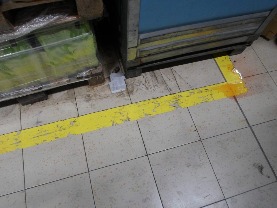 - podlaha v suchom sklade silne znečistená vytečenou tekutinou a mechanickými nečistotami.