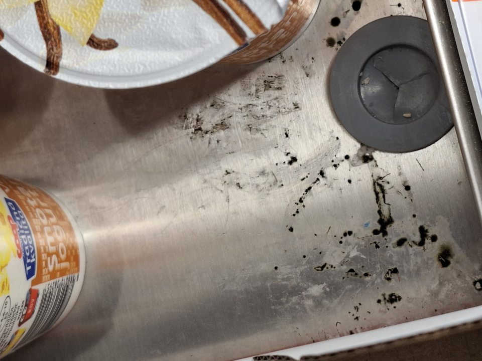 Chladiaca vitrína mliečnych výrobkov znečistenie úložnej plochy s výskytom plesne.