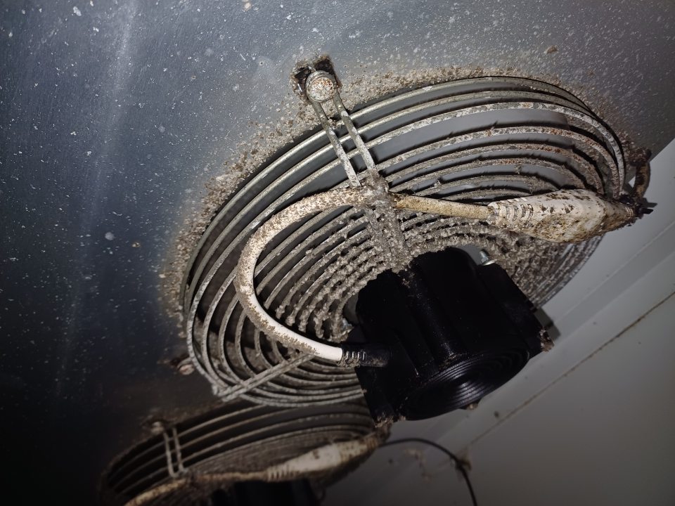 V chladiacom boxe znečistená chladiaca jednota a okolie chladiacej jednotky. 