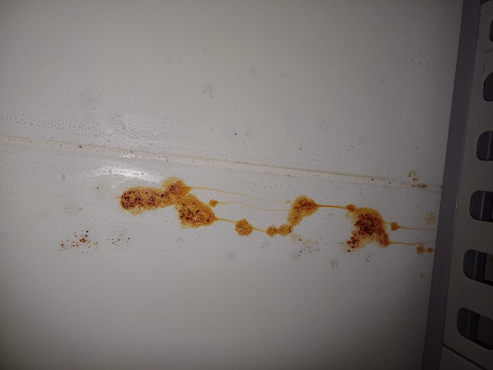 V chladiacom boxe mäsových výrobkov korózia na bočnej stene.