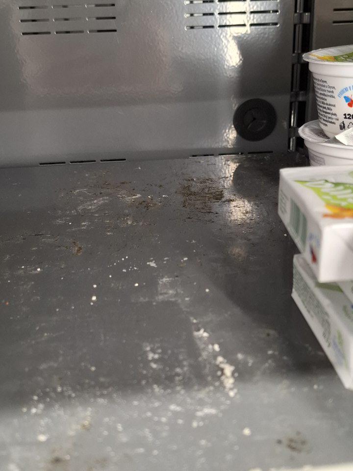 Chladiaca vitrína s mliečnymi výrobkami - znečistená úložná plocha s výskytom plesne.