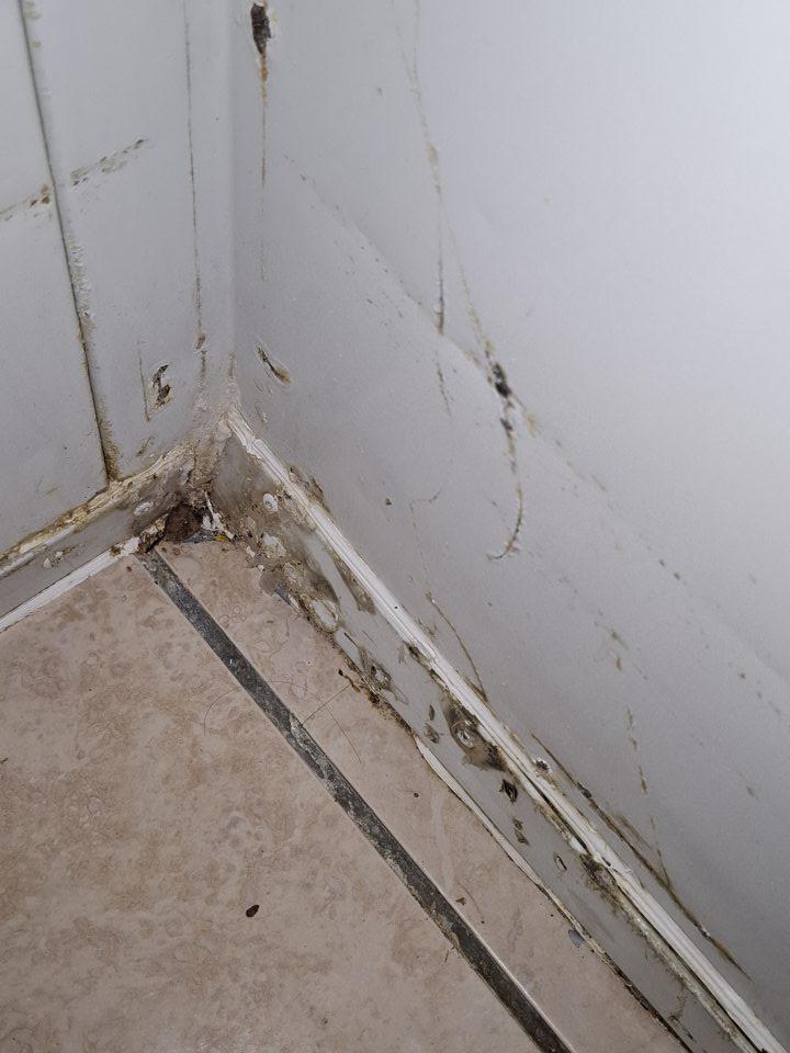 V chladiacom boxe mäsových výrobkov znečistene a korózia.