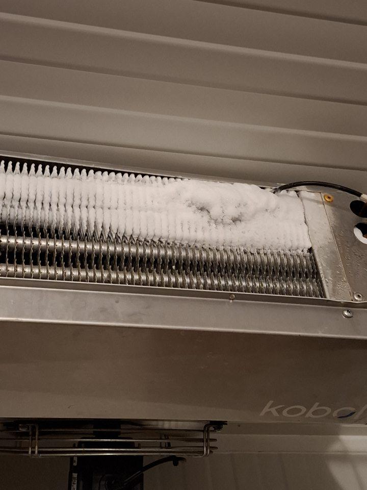 V skladových priestoroch v chladiacom boxe mäsových výrobkov námraza na chladiacej jednotke.