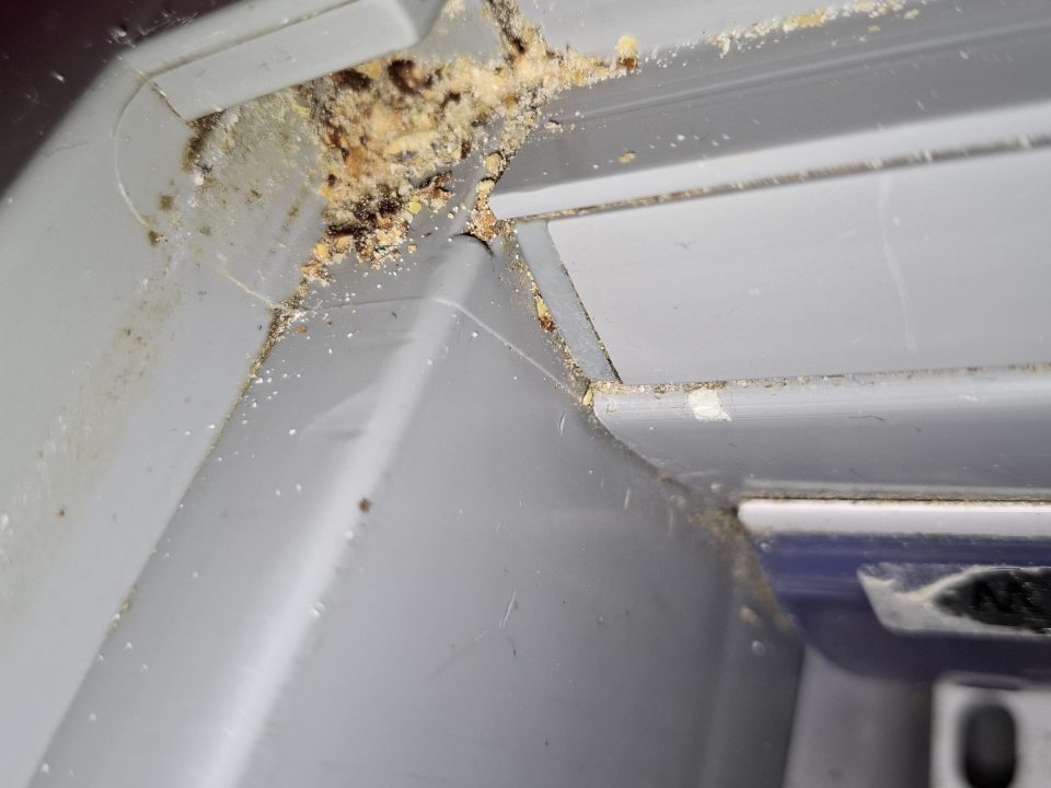 V mraziacej vitríne s mrazenou zeleninou výskyt námrazy, znečistenie lišty uzatvárania a bočnej lišty.