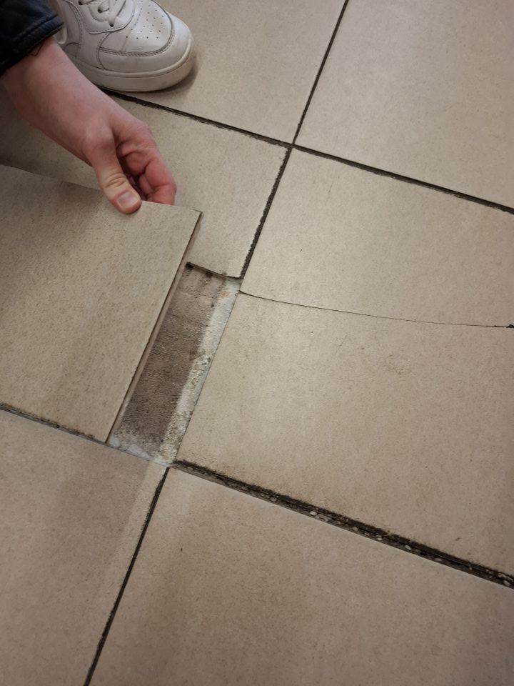 V predajných priestoroch na viacerých miestach poškodená celistvosť podlahy.