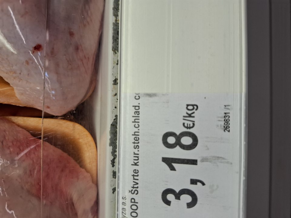 V chladiacej vitríne s hydinovým mäsom výskyt korózie čelnej strany regálu.