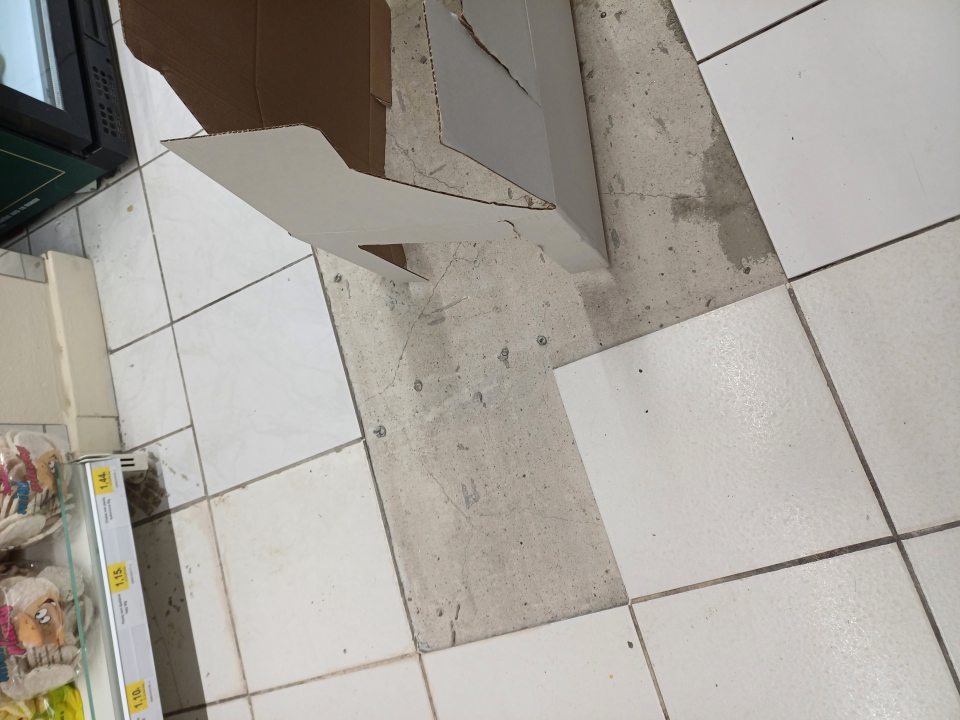 Na predajnej ploche na viacerých miestach chýbajúca dlažba - počas výkonu kontroly sa vykonávala oprava.