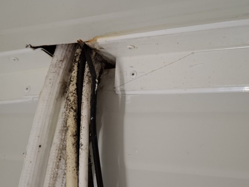 V skladových priestoroch v chladiacom boxe s mäsovými výrobkami znečistenie s výskytom plesne na káblovom vedení z chladiacej jednotky na viacerých miestach.