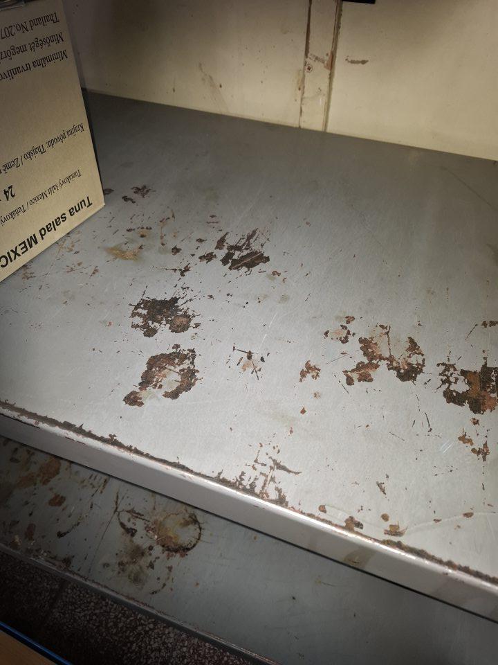 V suchom sklade poškodené regály s výskytom korózie na viacerých miestach. 