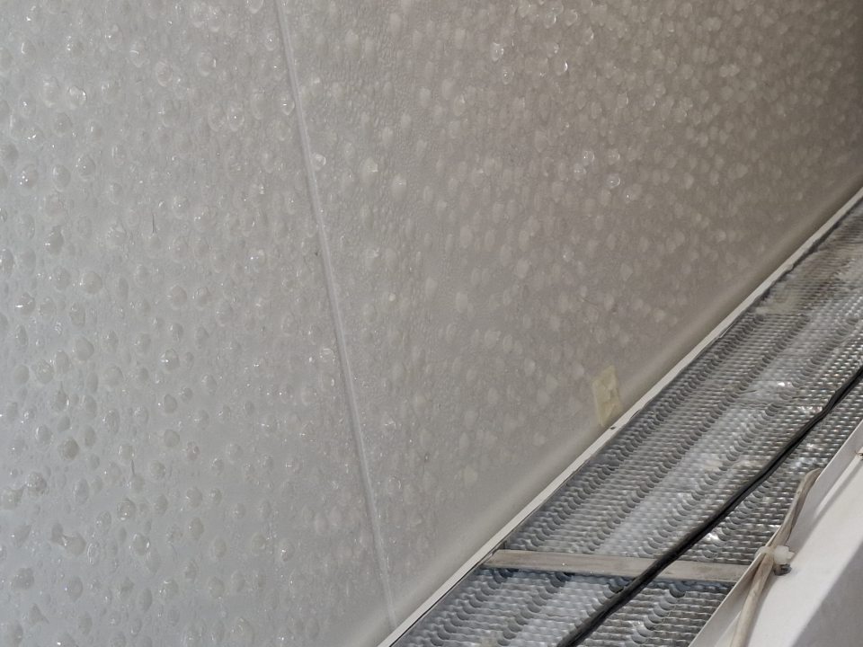 V mraziacom boxe s mrazenými polotovarmi námraza na mraziacej jednotke.
