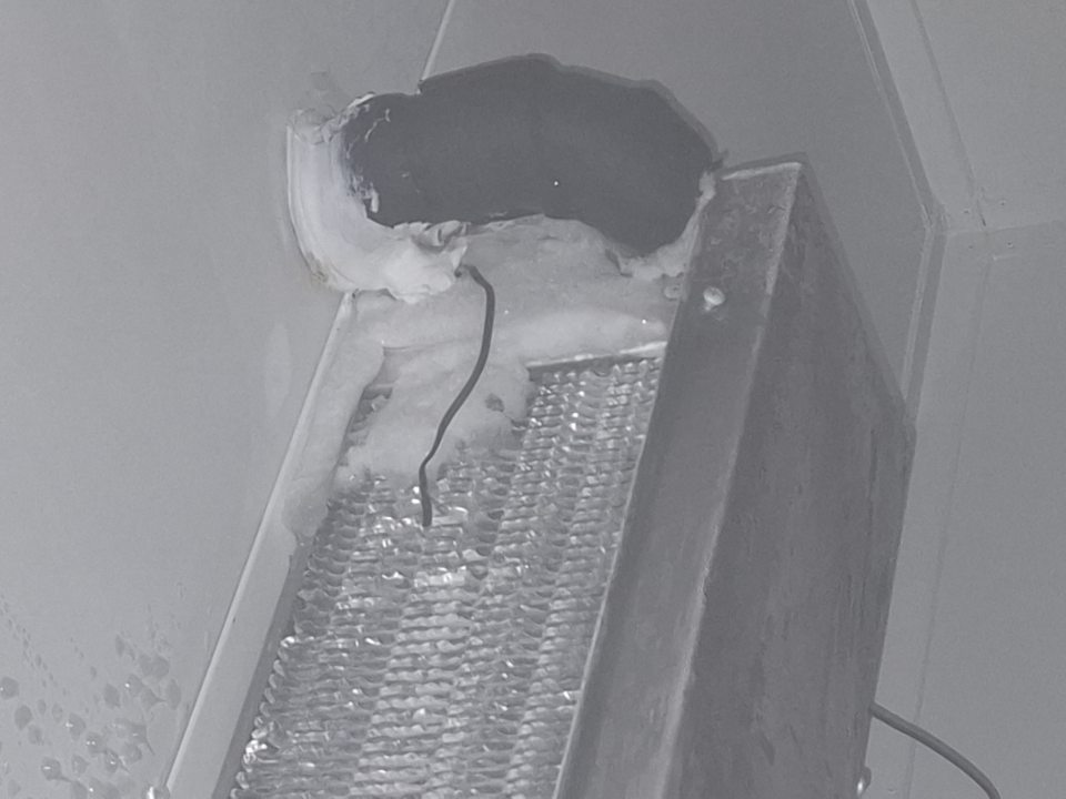 V skladových priestoroch v mraziacom boxe - námraza na mraziacej jednotke.