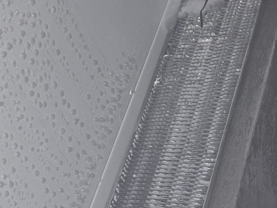 V skladových priestoroch v mraziacom boxe výskyt kondenzátu na strope, kvapkajúci kondenzát na podlahu, na kartóny.