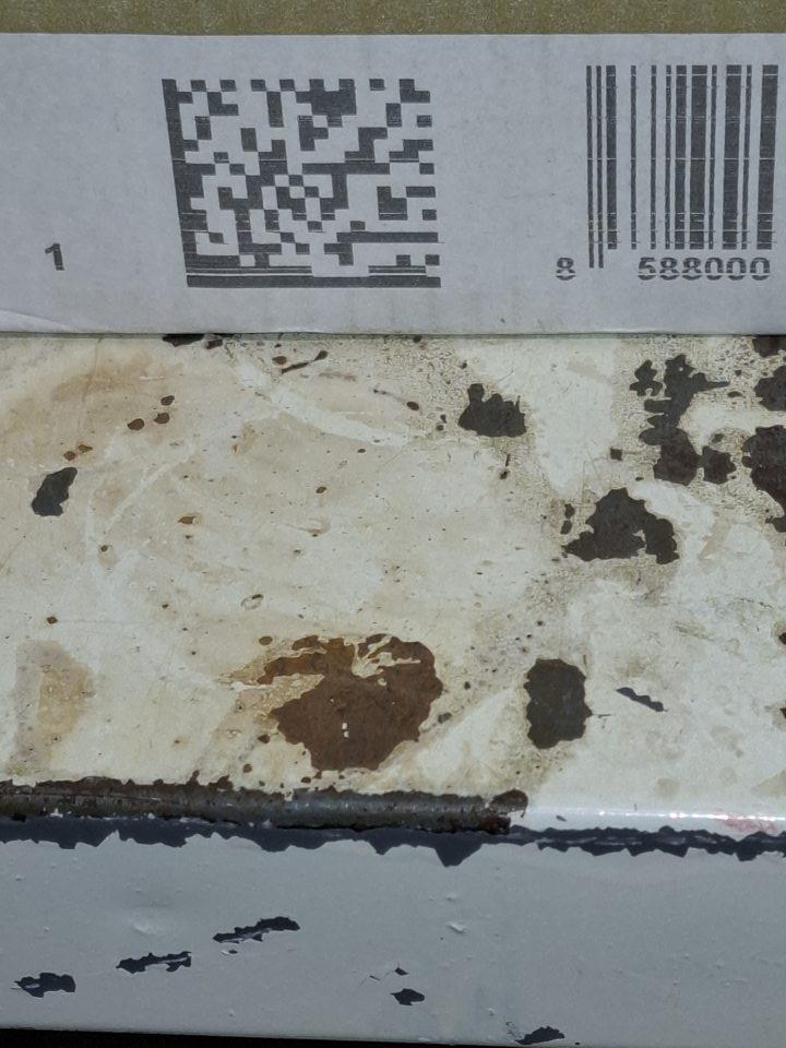 V skladových priestoroch v suchom sklade poškodené regály s výskytom korózie.