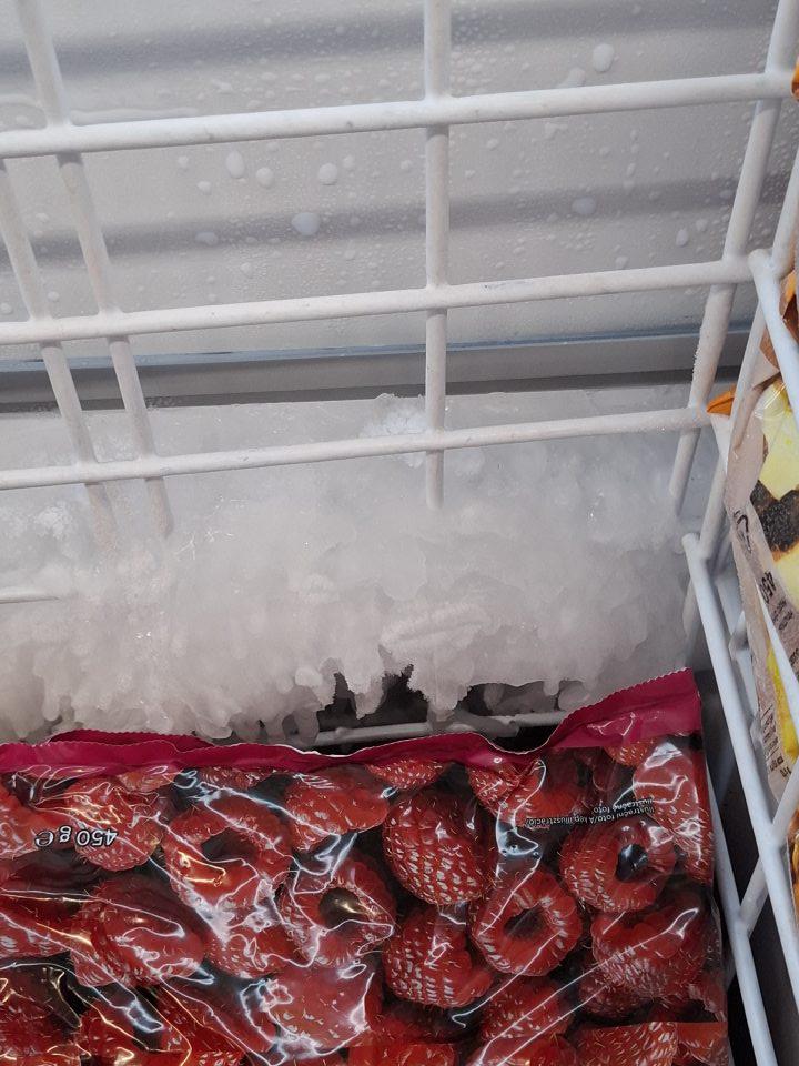 V predajných priestoroch v mraziacom boxe s uskladneným mrazeným ovocím a zeleninou výskyt značnej námrazy.