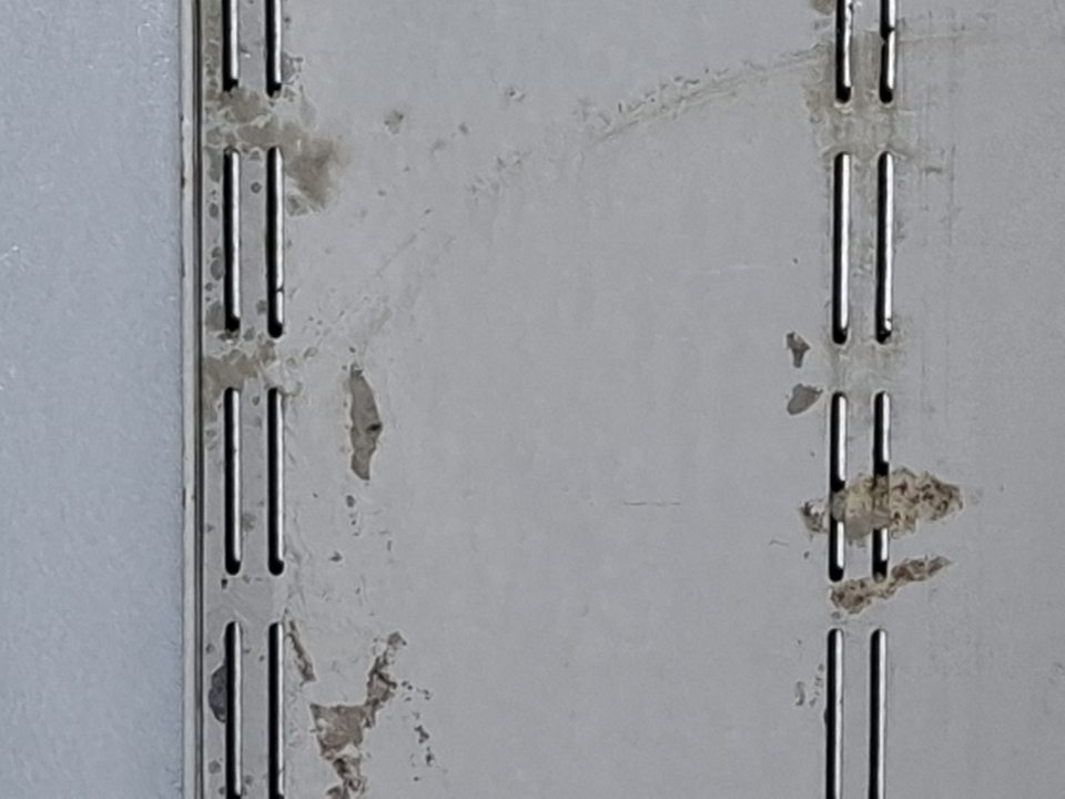  V predajných priestoroch vo viacerých chladiacich vitrínach s uskladnenými mliečnymi výrobkami na zadnej stene chladiacej vitríny znečistenie.