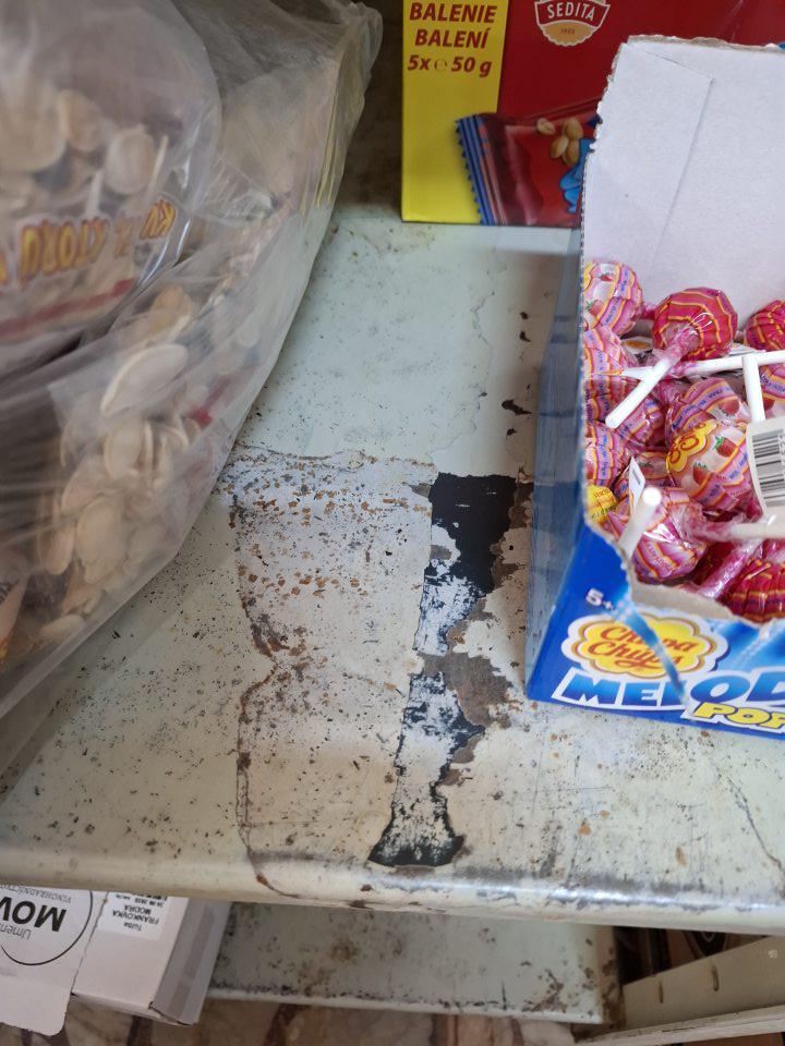  V skladových priestoroch v suchom sklade poškodené regály s výskytom korózie na viacerých miestach.