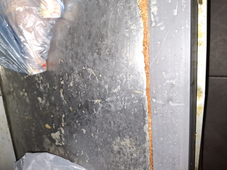 V predajných priestoroch v obslužnom pulte v spodnej časti chladiacej vitríny s uskladneným hydinovým mäsom znečistenie úložnej plochy s výskytom korózie.