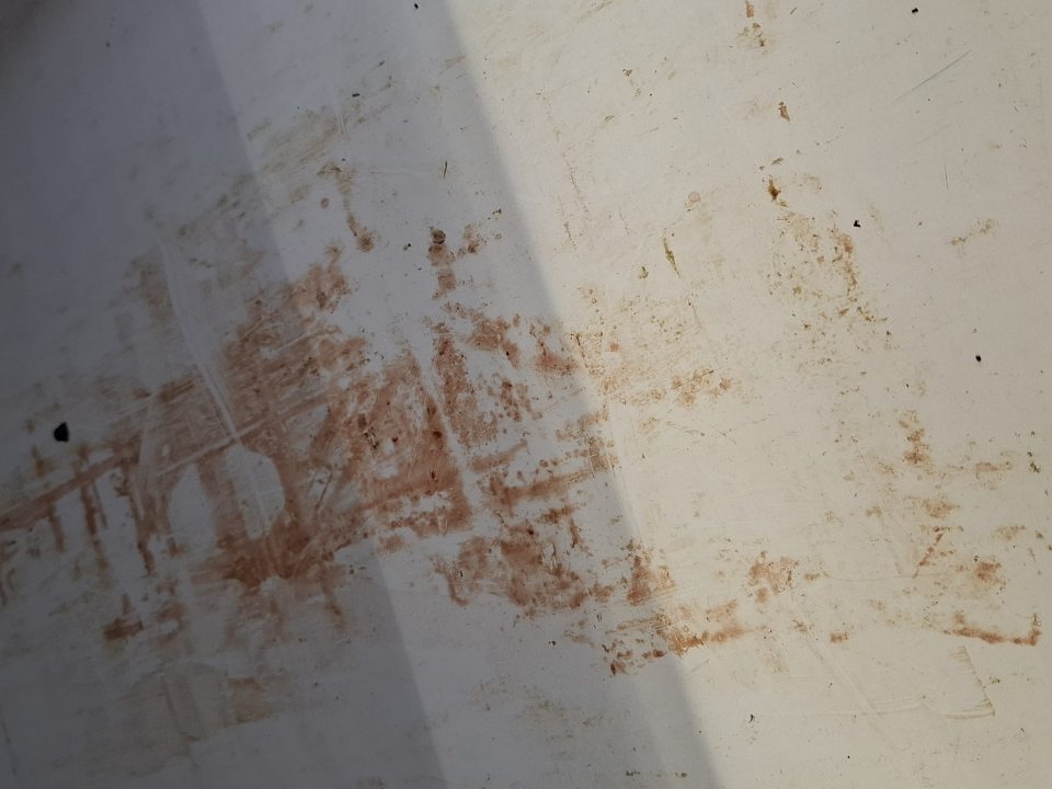 V chladiacej vitríne s uskladneným mäsom znečistená úložná plocha.