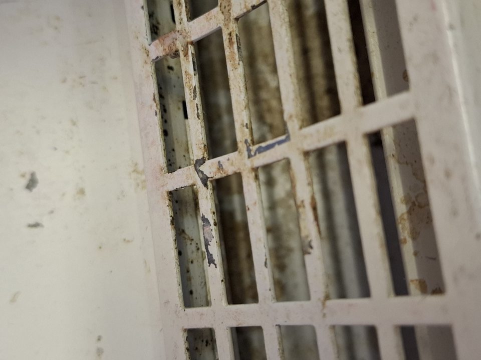 Znečistená mriežka chladiacej vitríny.