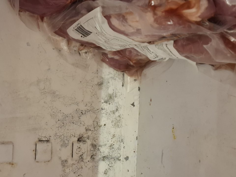 Znečistená chladiaca vitrína.