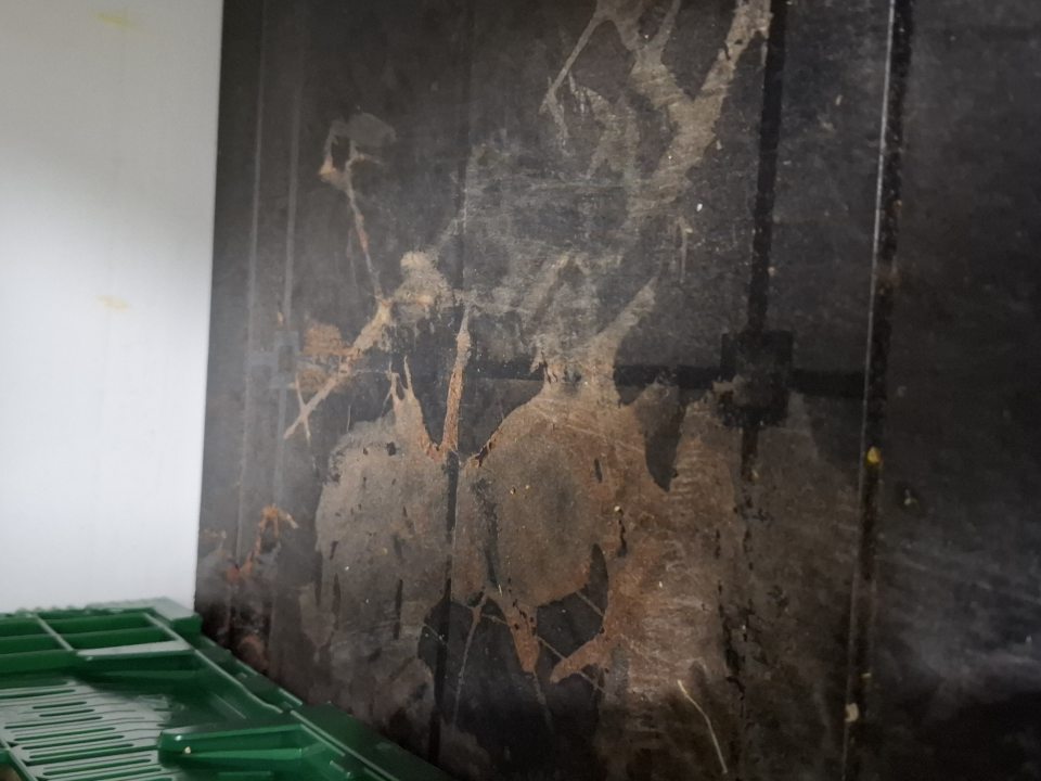 Znečistený úložný regál v chladiacom boxe.