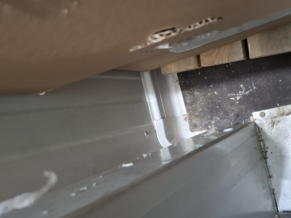 V mraziacom boxe znečistenie v rohu mraziaceho boxu.