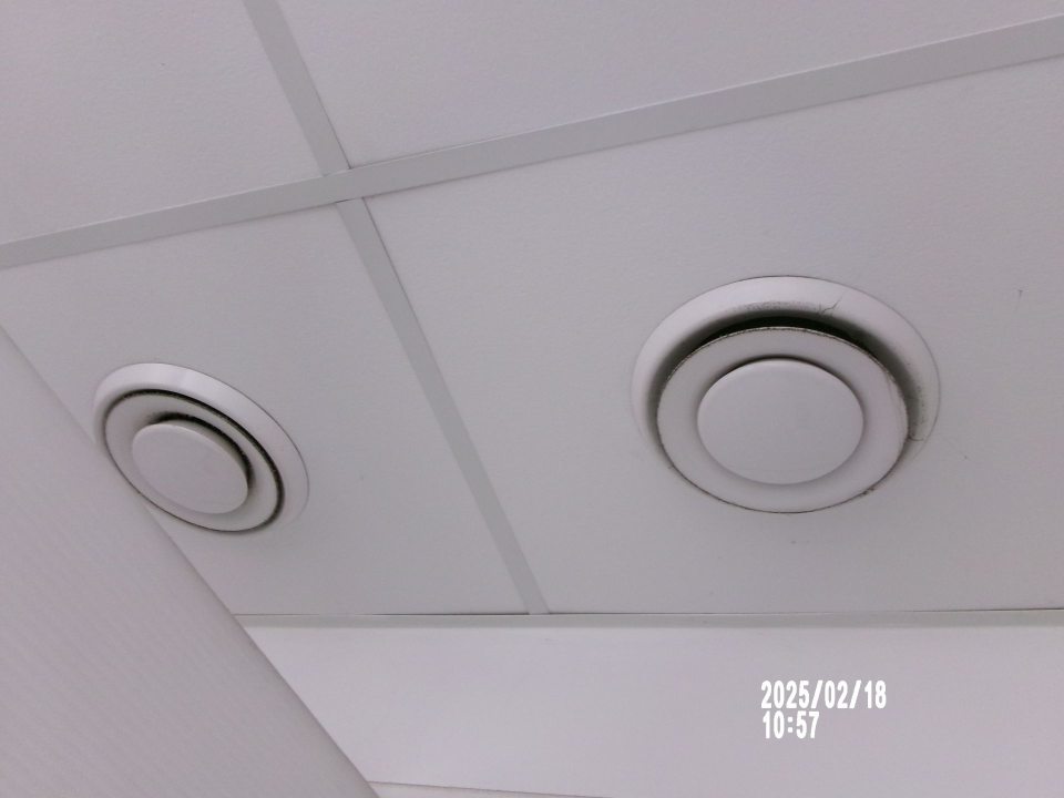 Znečistené stropné vetracie zariadenia v priestoroch sprchy v šatni- ženy, aj muži.