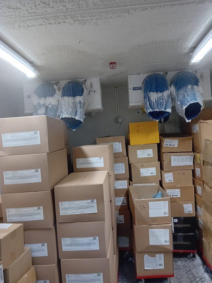 Hrubá vrstva námrazy na klimatizačnej jednotke, stenách, strope.