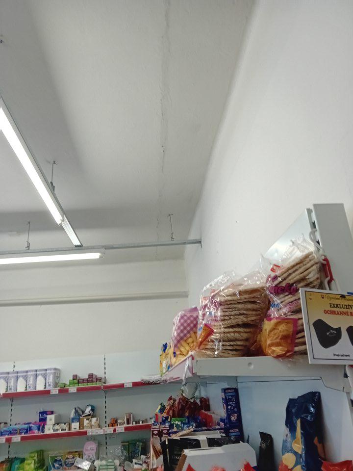Olupujúci sa strop v predajni.