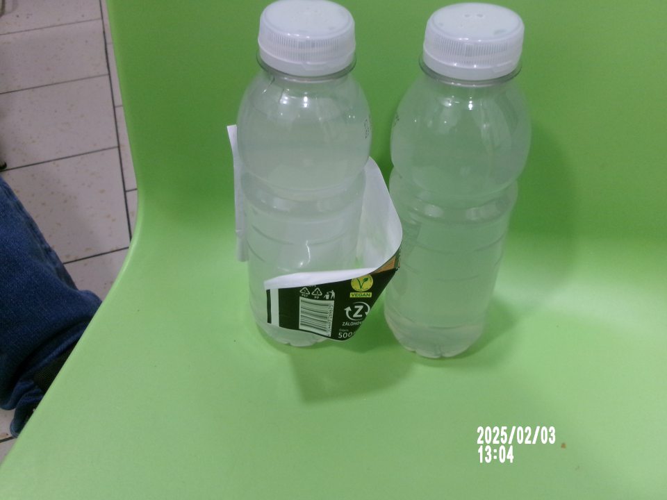 ľahko odlepiteľná etiketa s povinnými údajmi, na niektorých výrobkoch odlepená úplne