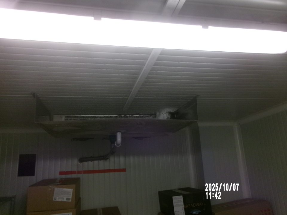 Zistený výskyt zamrznutého kondenzu na stropnej klimatizačnej jednotke v mraziarenskom boxe s uchovávavnými mrazenými polotovarmi, určenými na dopekanie.