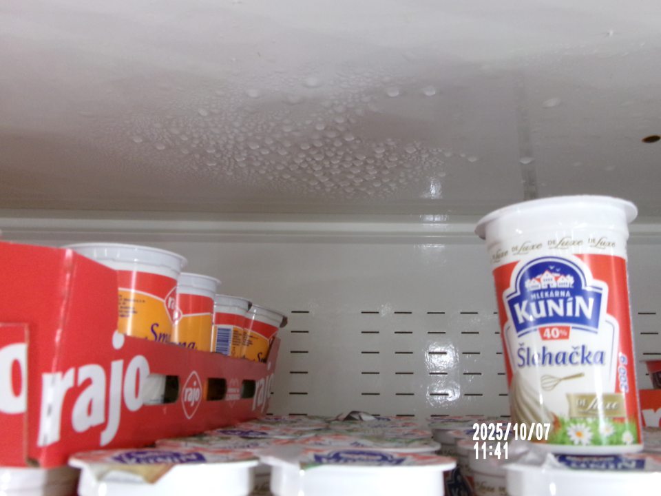 Zistený výskyt kondenzu v chladiarenskom zariadení s uchovávanými mliečnymi výrobkami. 