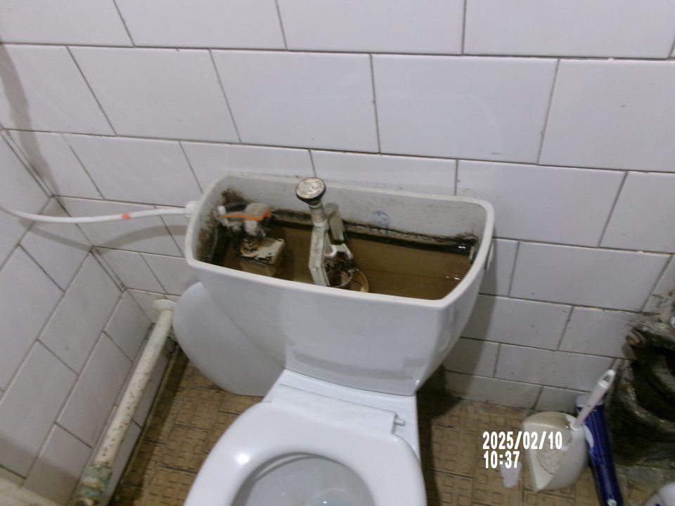  chýbajúci kryt na nádržke splchovacieho zariadenia nad misou sociálneho zariadneia pre zamestnankyne