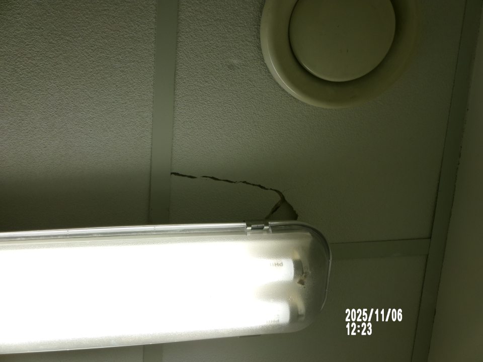 Poškodená stropná kazeta v časti- prípravovňa mäsa.