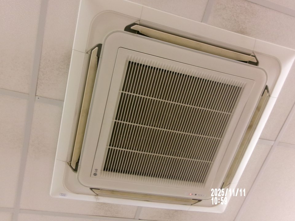 Silne znečistená stropná klimatizačná jednotka, ako aj priľahlé stropné kazety na predajnej ploche, nad regálmi s balenými potravinami.