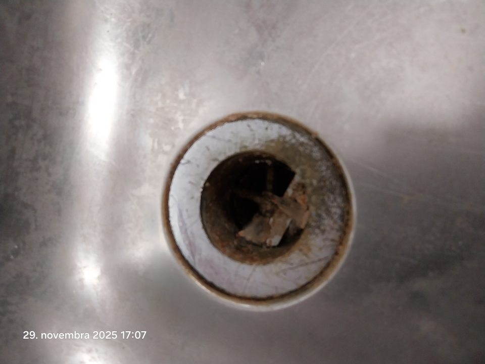 Znečistená výlevka umývadla v časti bývalej sekcie mäsa starými zvyškami po umývaní pracovných pomôcok (tácne, nože).